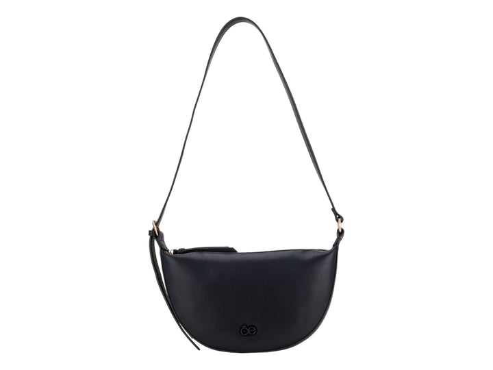 Bolso Cloe de color negro con forma semicircular, correa larga y detalles metálicos en dorado.