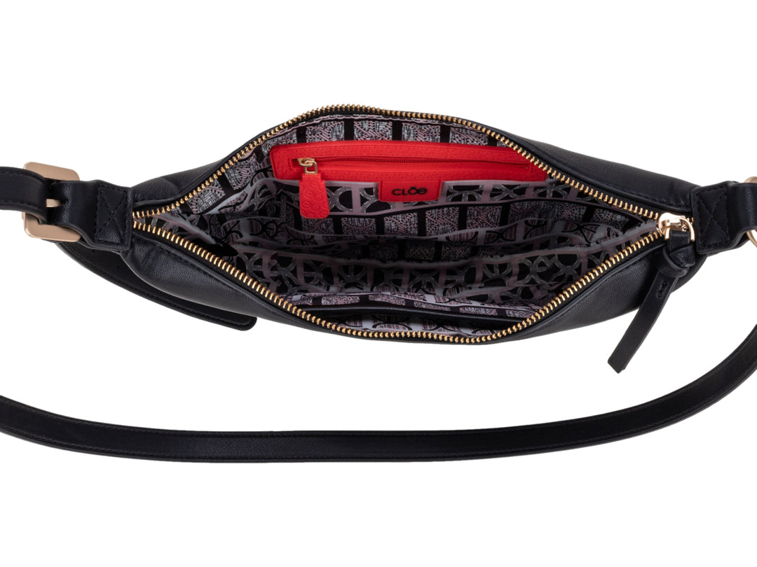 Bolso Cloe de color negro con forma semicircular, correa larga y detalles metálicos en dorado.