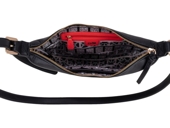 Bolso Cloe de color negro con forma semicircular, correa larga y detalles metálicos en dorado.