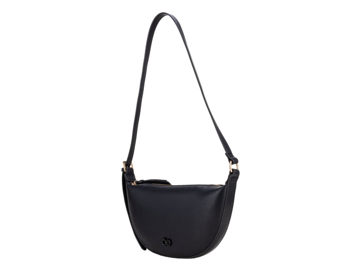 Bolso Cloe de color negro con forma semicircular, correa larga y detalles metálicos en dorado.