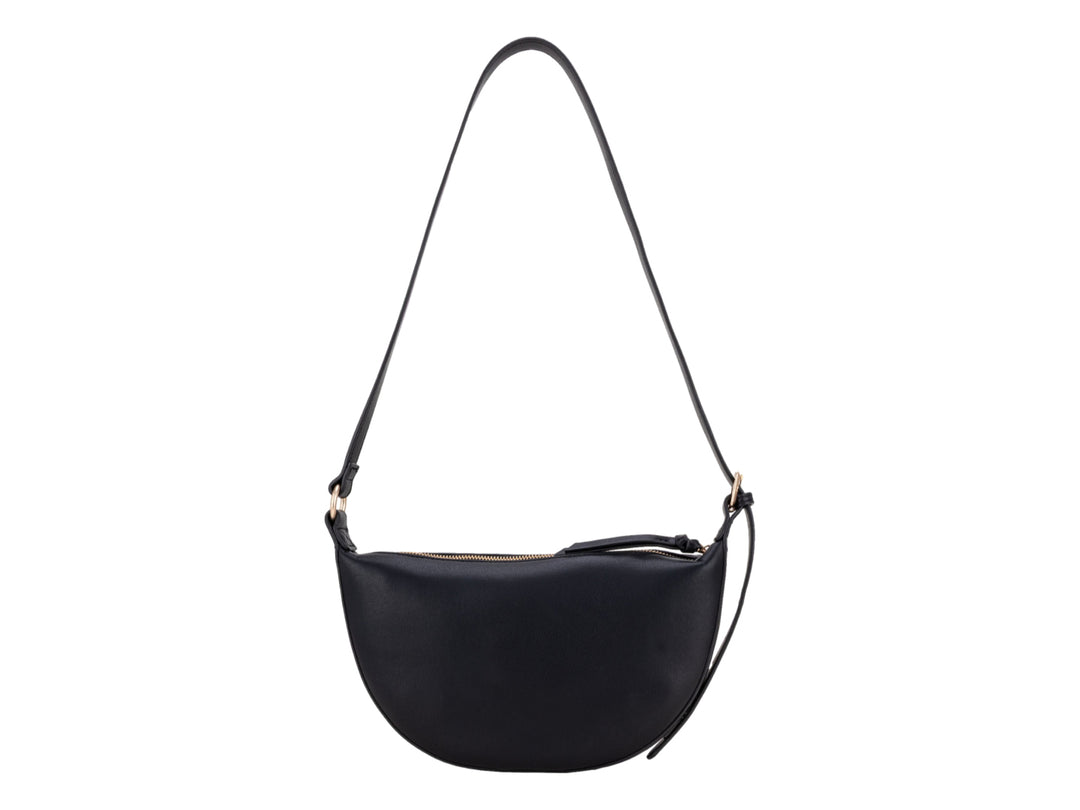 Bolso Cloe de color negro con forma semicircular, correa larga y detalles metálicos en dorado.