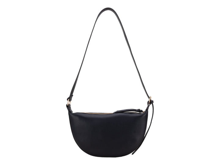 Bolso Cloe de color negro con forma semicircular, correa larga y detalles metálicos en dorado.