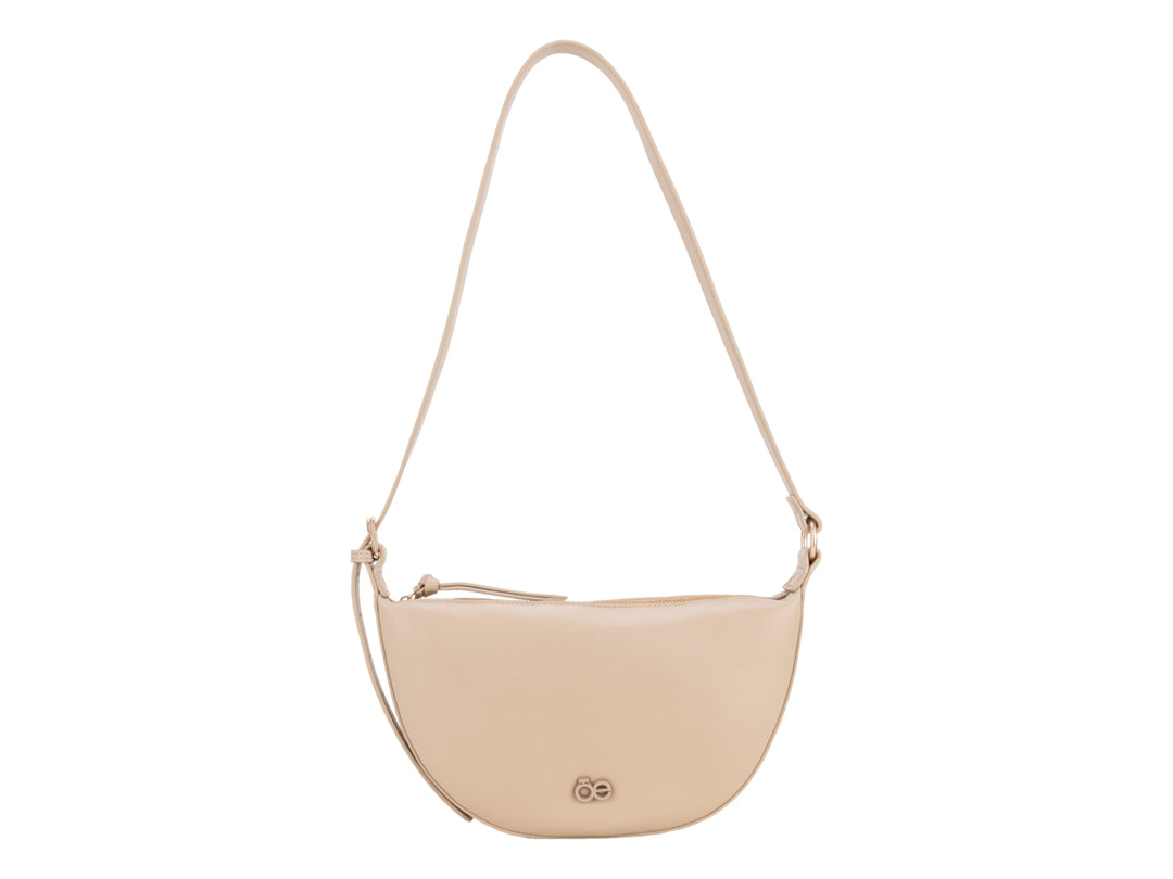 Bolso de hombro Cloe en color beige con diseño semicircular y correa larga sobre fondo blanco.