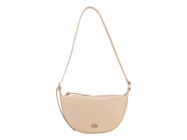 Bolso de hombro Cloe en color beige con diseño semicircular y correa larga sobre fondo blanco.