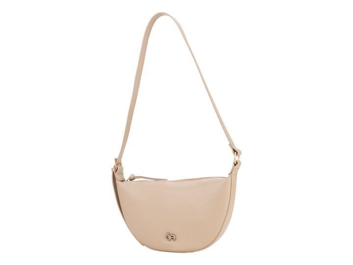 Bolso de hombro Cloe en color beige con diseño semicircular y correa larga sobre fondo blanco.