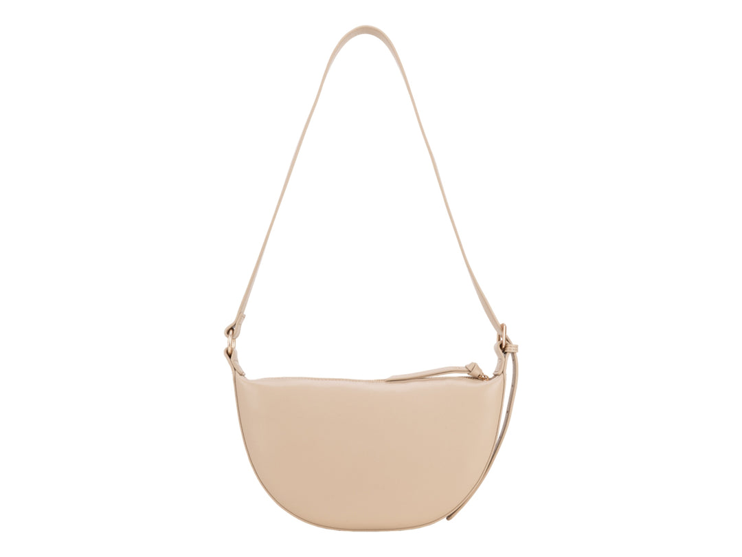Bolso de hombro Cloe en color beige con diseño semicircular y correa larga sobre fondo blanco.