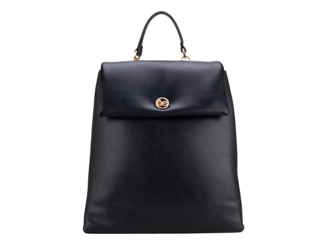Mochila Cloe de color negro con acabado liso, asa superior y detalle circular dorado en la solapa frontal.