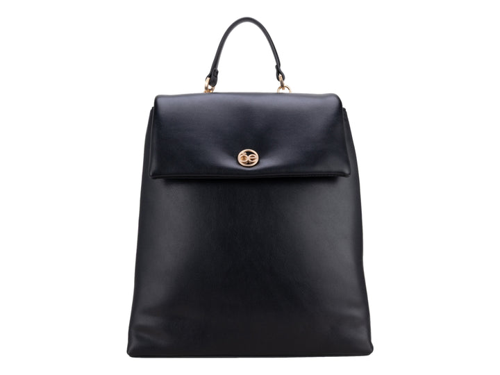 Mochila Cloe de color negro con acabado liso, asa superior y detalle circular dorado en la solapa frontal.