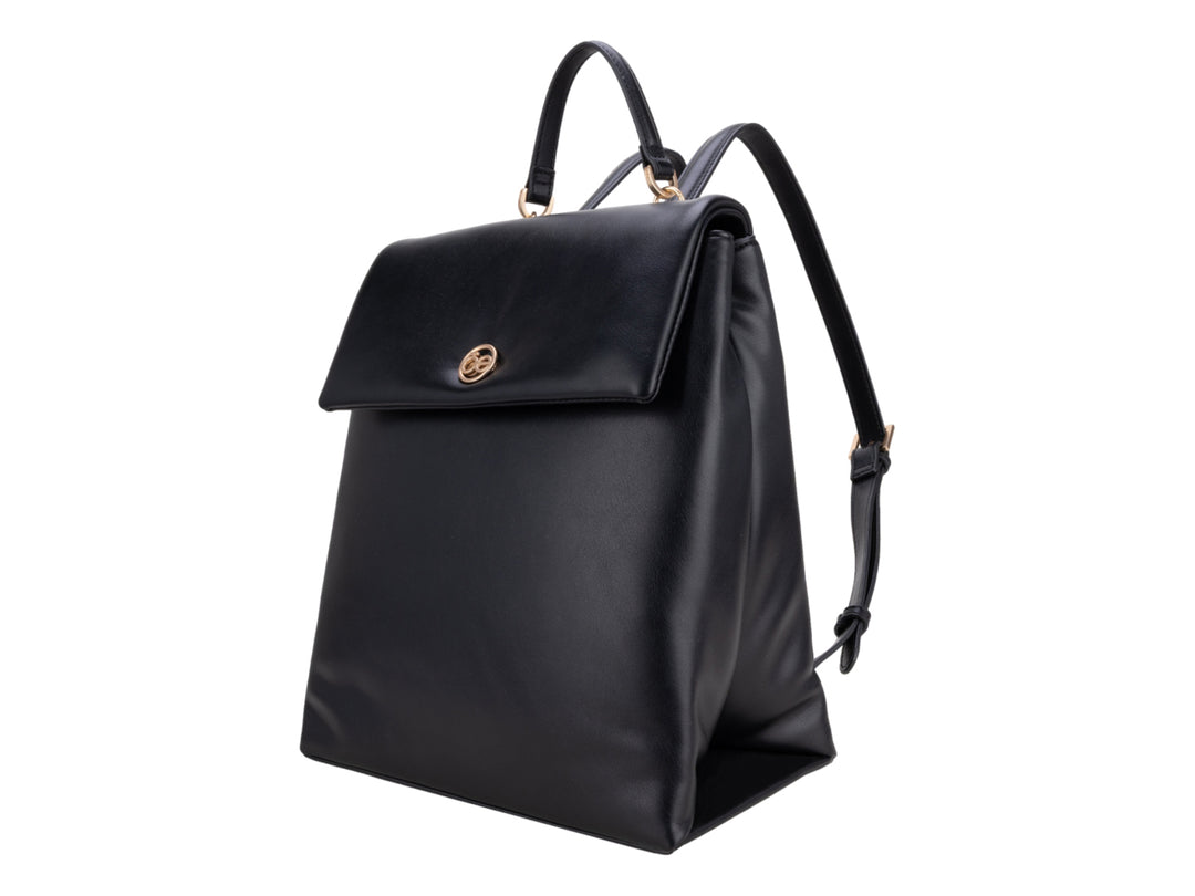 Mochila Cloe de color negro con acabado liso, asa superior y detalle circular dorado en la solapa frontal.