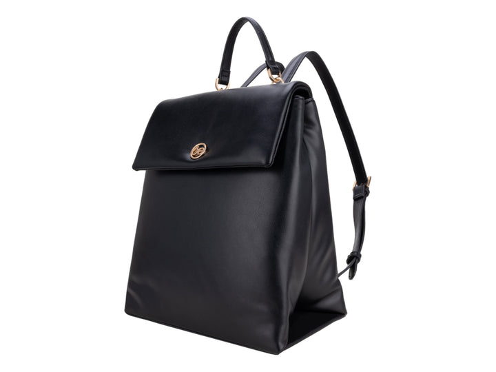 Mochila Cloe de color negro con acabado liso, asa superior y detalle circular dorado en la solapa frontal.