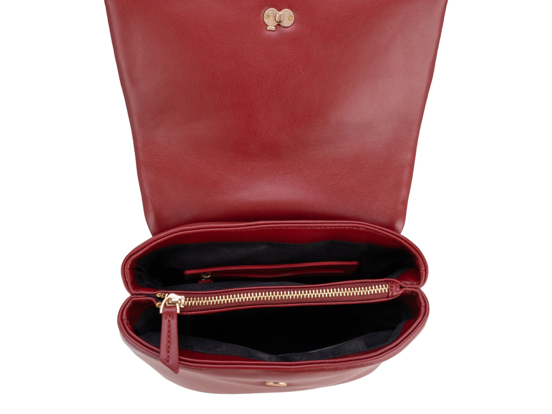 Mochila Cloe de color rojo con acabado liso, asa superior y cierre frontal con botón dorado.