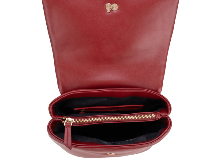 Mochila Cloe de color rojo con acabado liso, asa superior y cierre frontal con botón dorado.