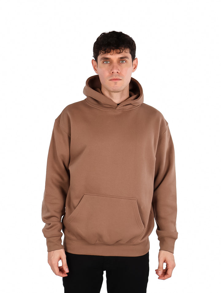 Hombre vistiendo una sudadera con capucha color café con bolsillo frontal