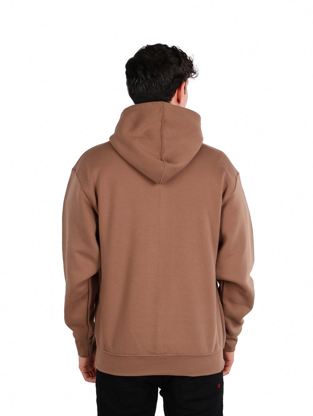 Hombre vistiendo una sudadera con capucha color café con bolsillo frontal
