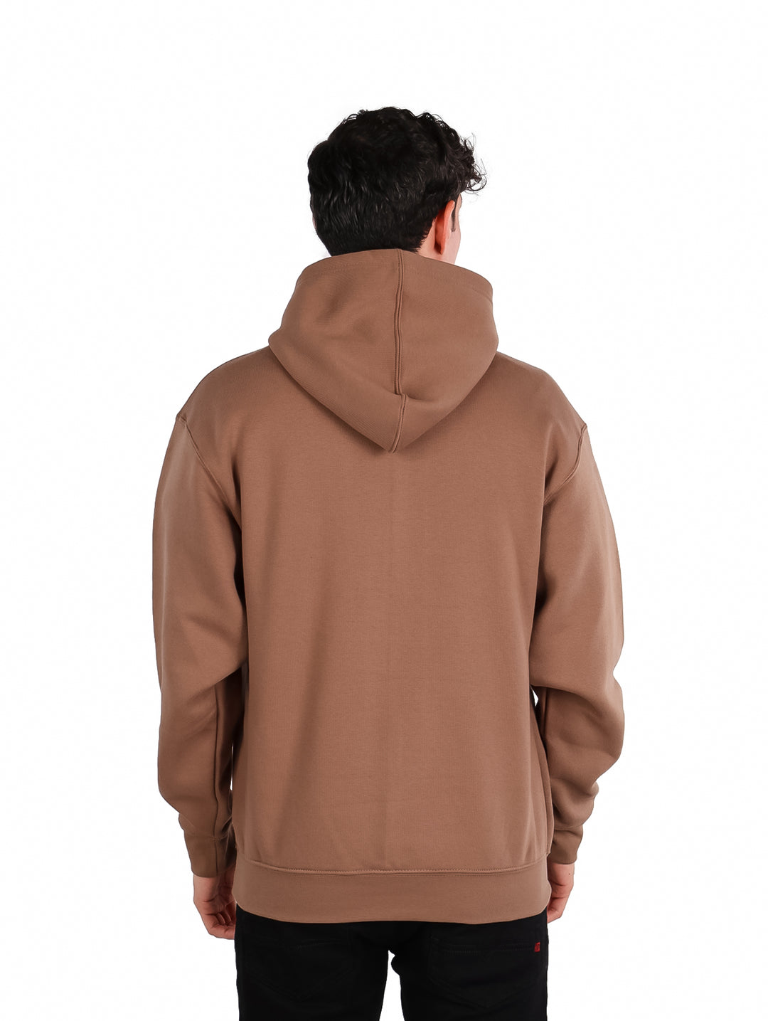 Hombre vistiendo una sudadera con capucha color café con bolsillo frontal
