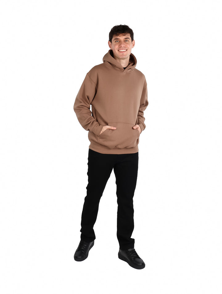 Hombre vistiendo una sudadera con capucha color café con bolsillo frontal