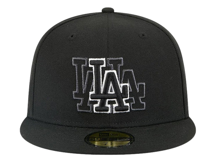 Gorra de béisbol New Era color negro con logotipo bordado en el frente y visera plana.