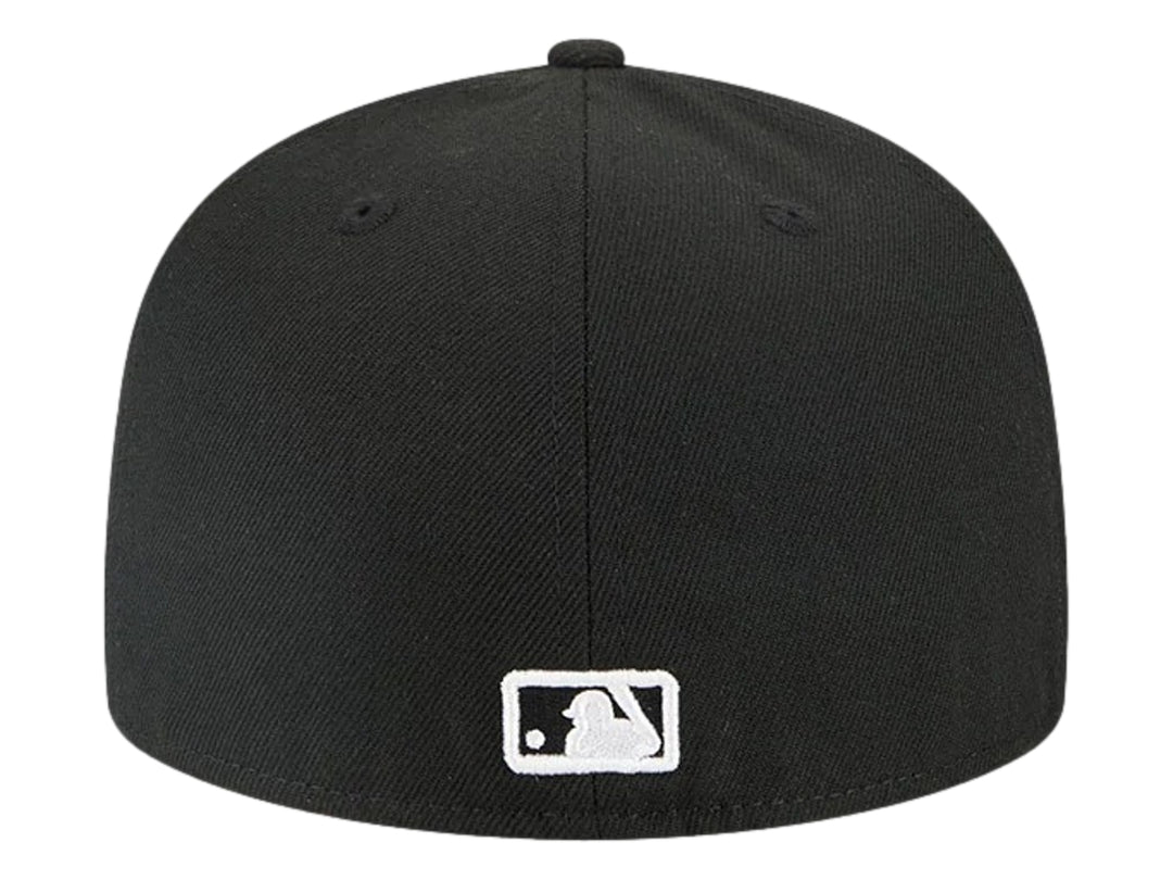 Gorra de béisbol New Era color negro con logotipo bordado en el frente y visera plana.