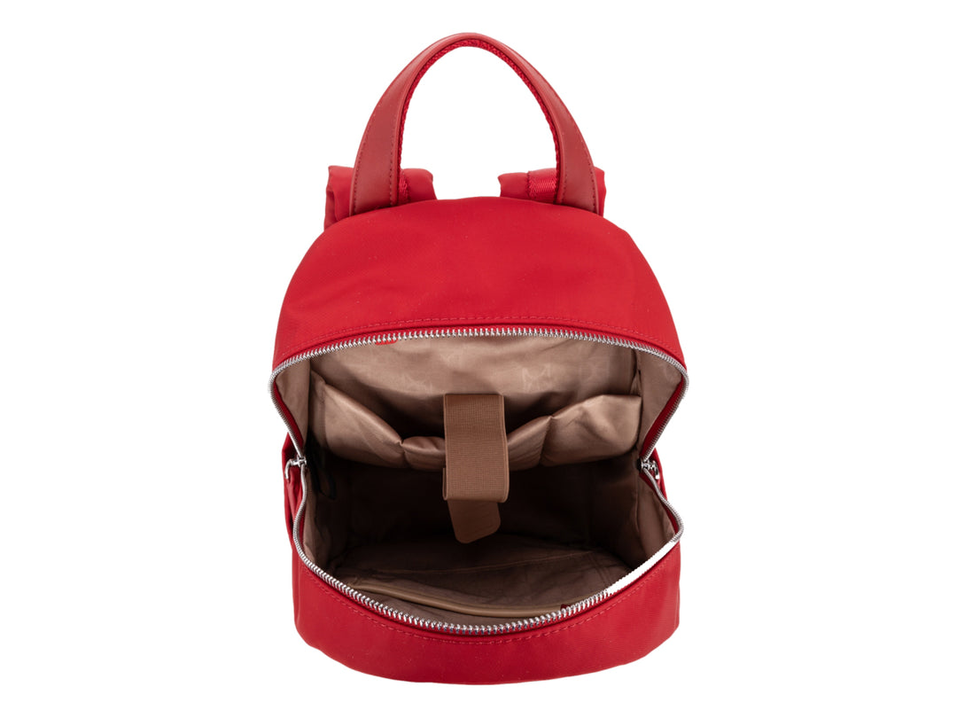 Mochila Cloe de color rojo con diseño liso, asa superior y un bolsillo frontal amplio.