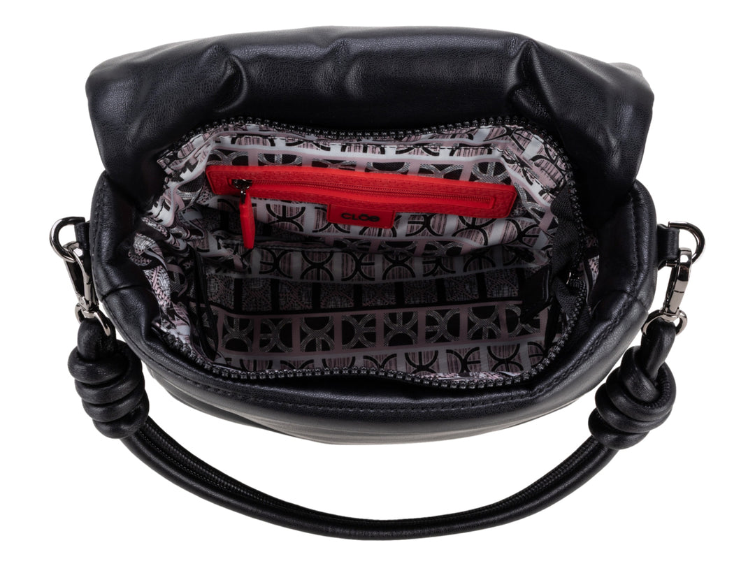 Bolso de mano color negro con asa superior anudada y logotipo metálico frontal.