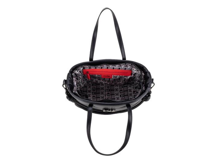 Bolso de hombro color negro con asas superiores y correa ajustable.