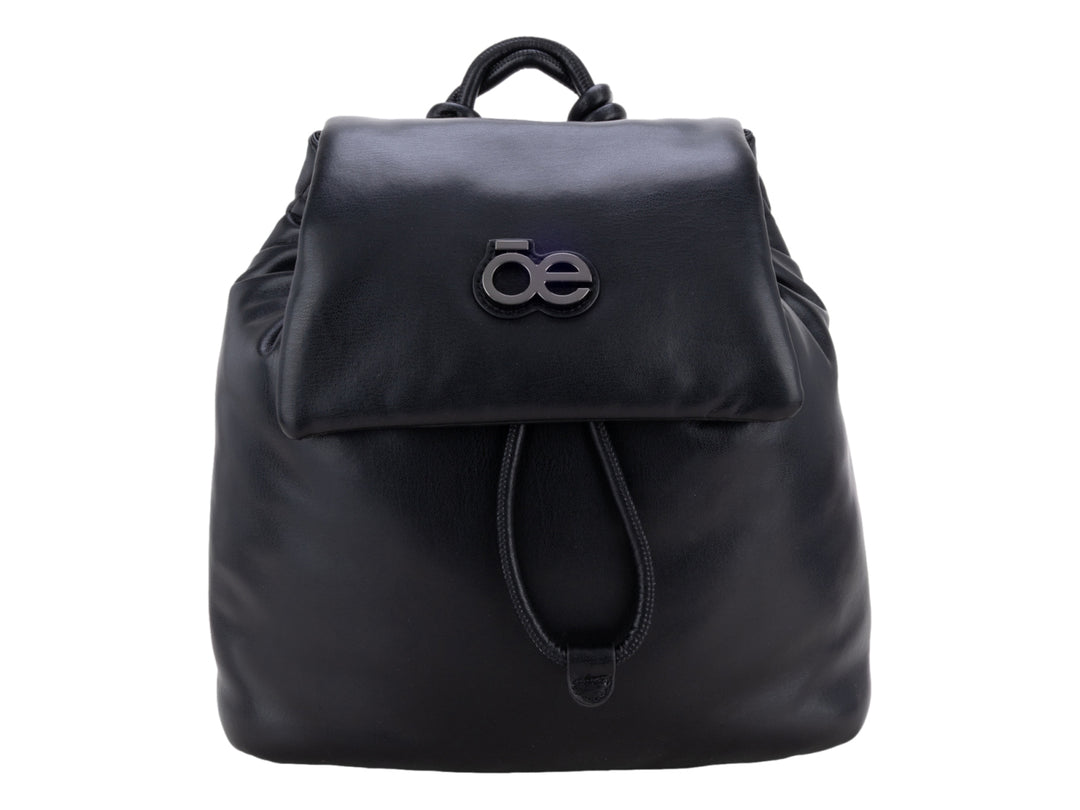 Mochila Cloe de cuero negro con diseño minimalista, cierre de cordones y logo frontal metálico.