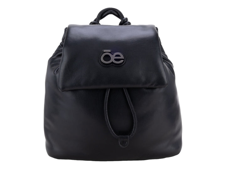 Mochila Cloe de cuero negro con diseño minimalista, cierre de cordones y logo frontal metálico.