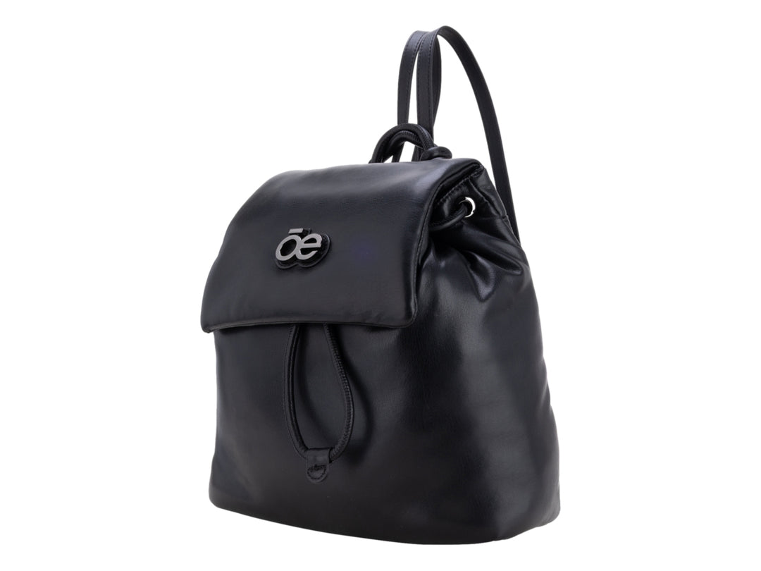 Mochila Cloe de cuero negro con diseño minimalista, cierre de cordones y logo frontal metálico.