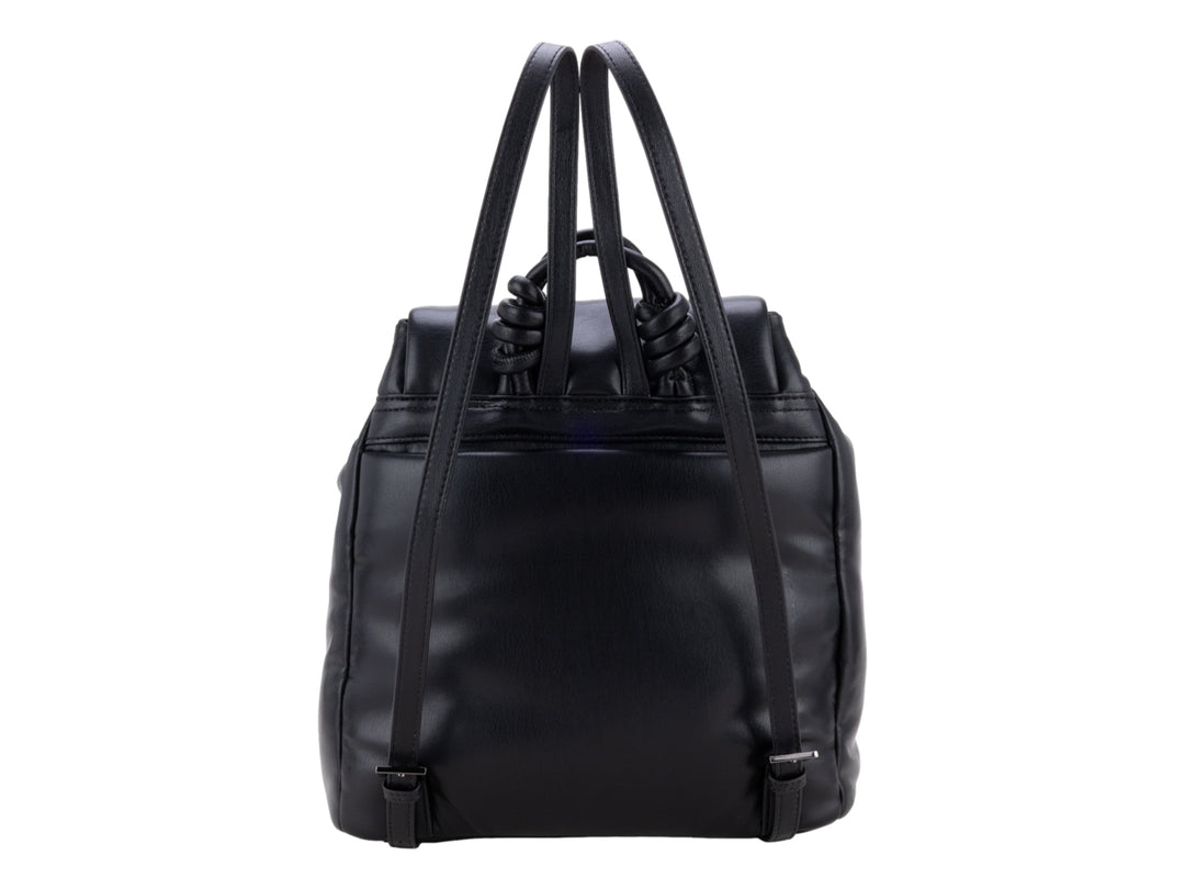 Mochila Cloe de cuero negro con diseño minimalista, cierre de cordones y logo frontal metálico.