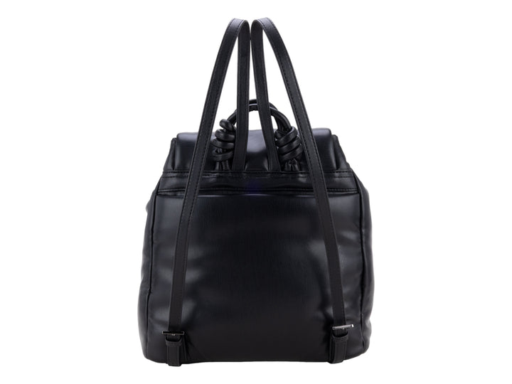 Mochila Cloe de cuero negro con diseño minimalista, cierre de cordones y logo frontal metálico.