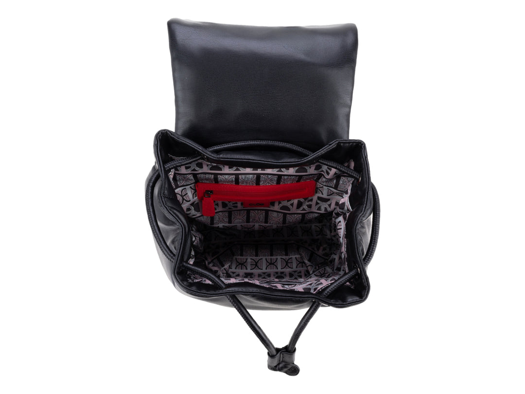 Mochila Cloe de cuero negro con diseño minimalista, cierre de cordones y logo frontal metálico.