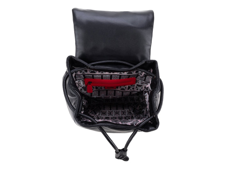 Mochila Cloe de cuero negro con diseño minimalista, cierre de cordones y logo frontal metálico.