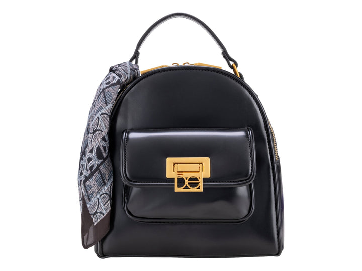 Mochila negra Cloe con herraje dorado y un pañuelo decorativo gris atado al asa superior.