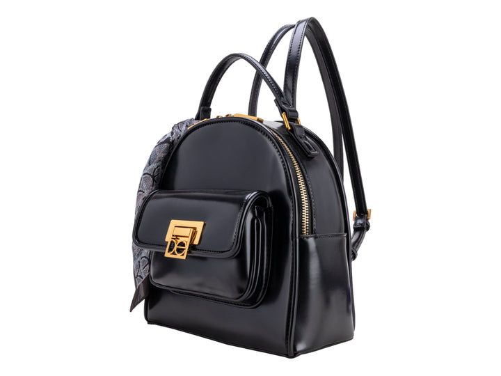 Mochila negra Cloe con herraje dorado y un pañuelo decorativo gris atado al asa superior.