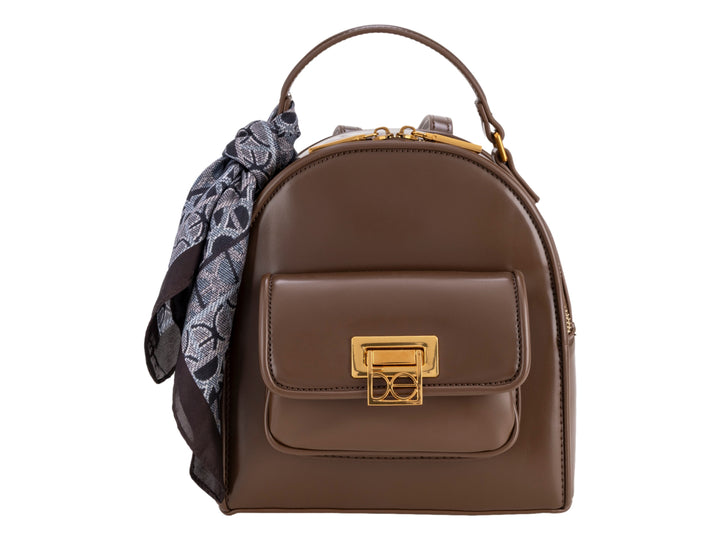 Bolso tipo mochila color café de la marca Cloe con detalle de pañuelo gris y herrajes dorados.