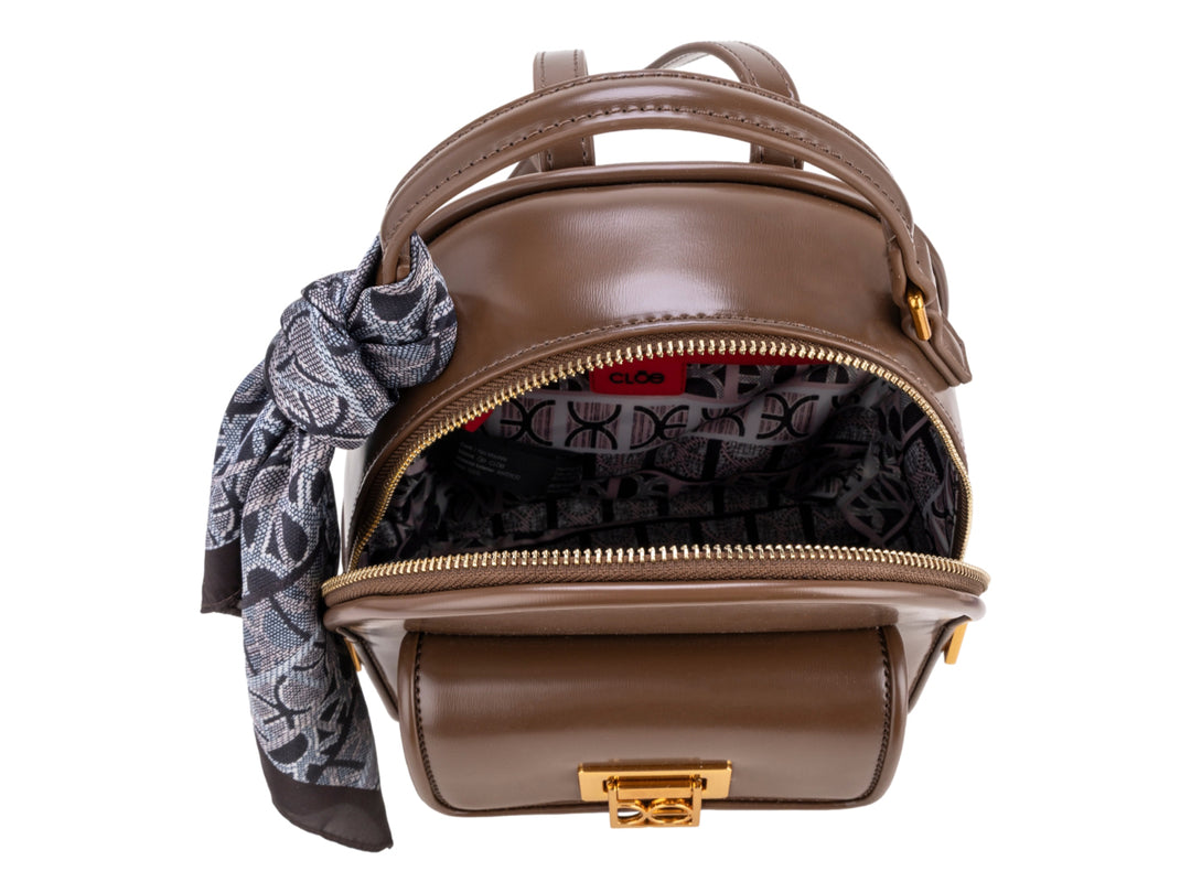 Bolso tipo mochila color café de la marca Cloe con detalle de pañuelo gris y herrajes dorados.