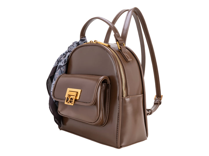 Bolso tipo mochila color café de la marca Cloe con detalle de pañuelo gris y herrajes dorados.