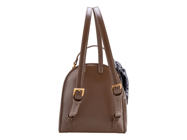 Bolso tipo mochila color café de la marca Cloe con detalle de pañuelo gris y herrajes dorados.