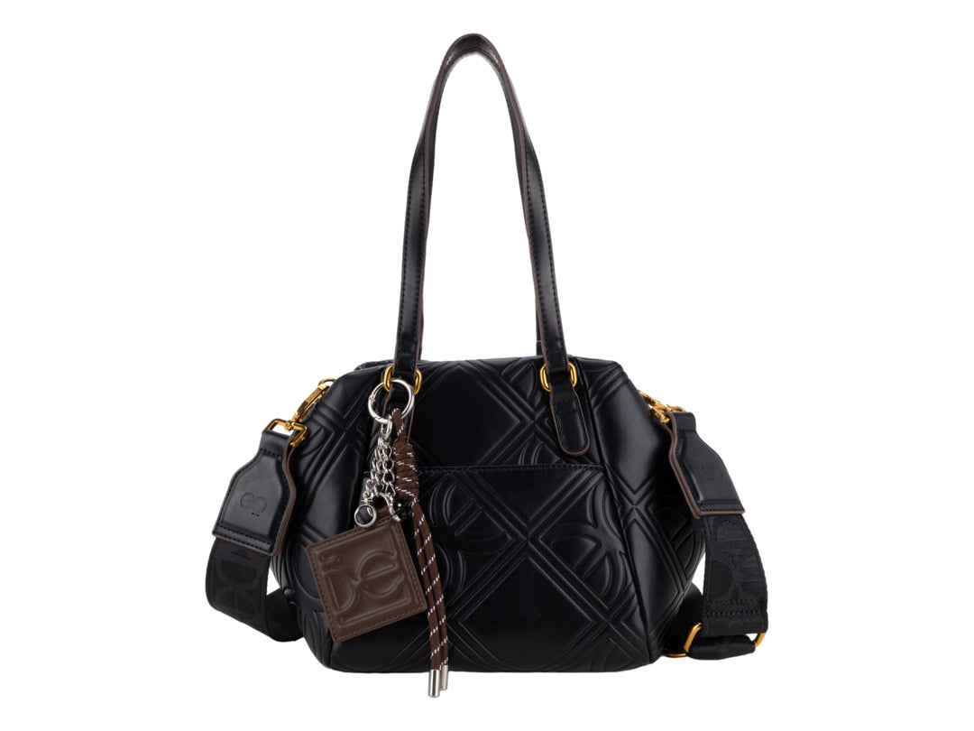 Bolsa Cloe color negro con diseño en relieve, asas superiores y correa ajustable.