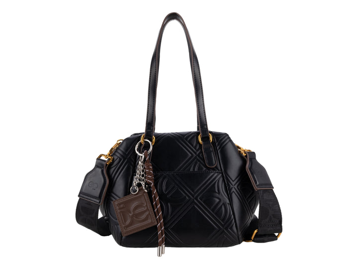 Bolsa Cloe color negro con diseño en relieve, asas superiores y correa ajustable.