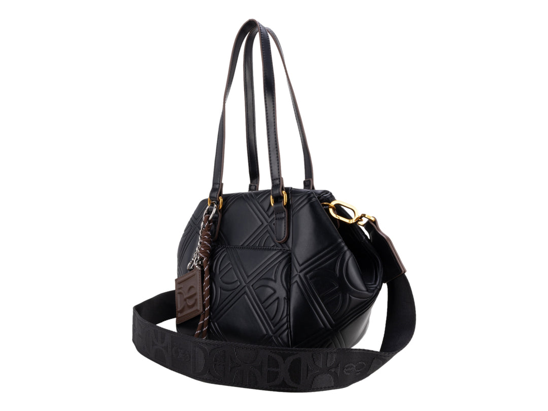 Bolsa Cloe color negro con diseño en relieve, asas superiores y correa ajustable.