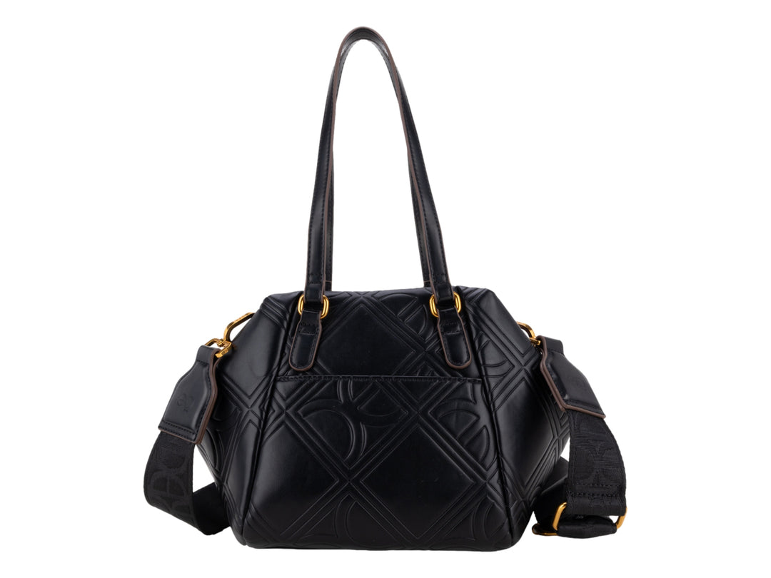 Bolsa Cloe color negro con diseño en relieve, asas superiores y correa ajustable.