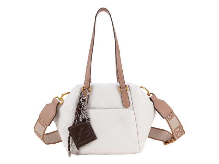 Bolso Cloe color blanco con detalles y correa en tono café, textura grabada y herrajes dorados.