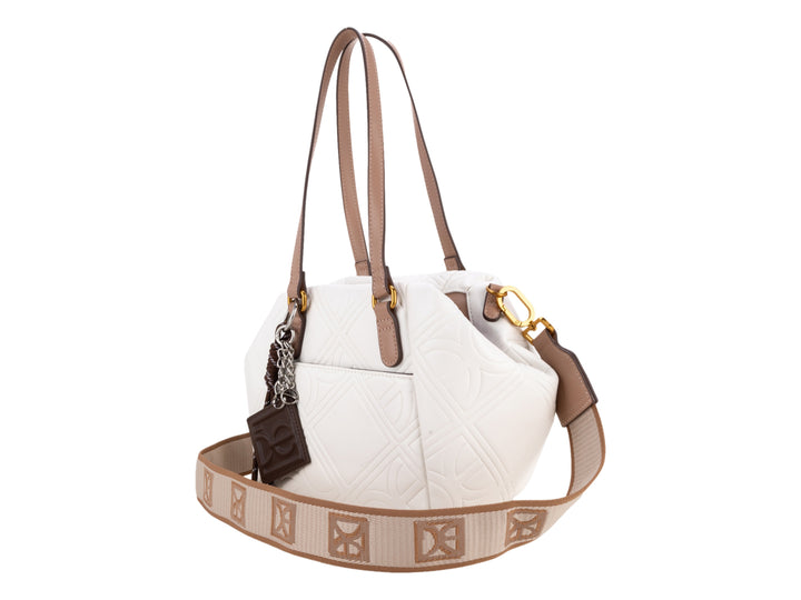Bolso Cloe color blanco con detalles y correa en tono café, textura grabada y herrajes dorados.