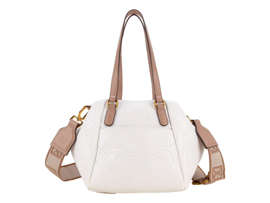Bolso Cloe color blanco con detalles y correa en tono café, textura grabada y herrajes dorados.
