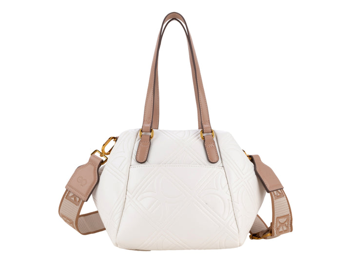 Bolso Cloe color blanco con detalles y correa en tono café, textura grabada y herrajes dorados.