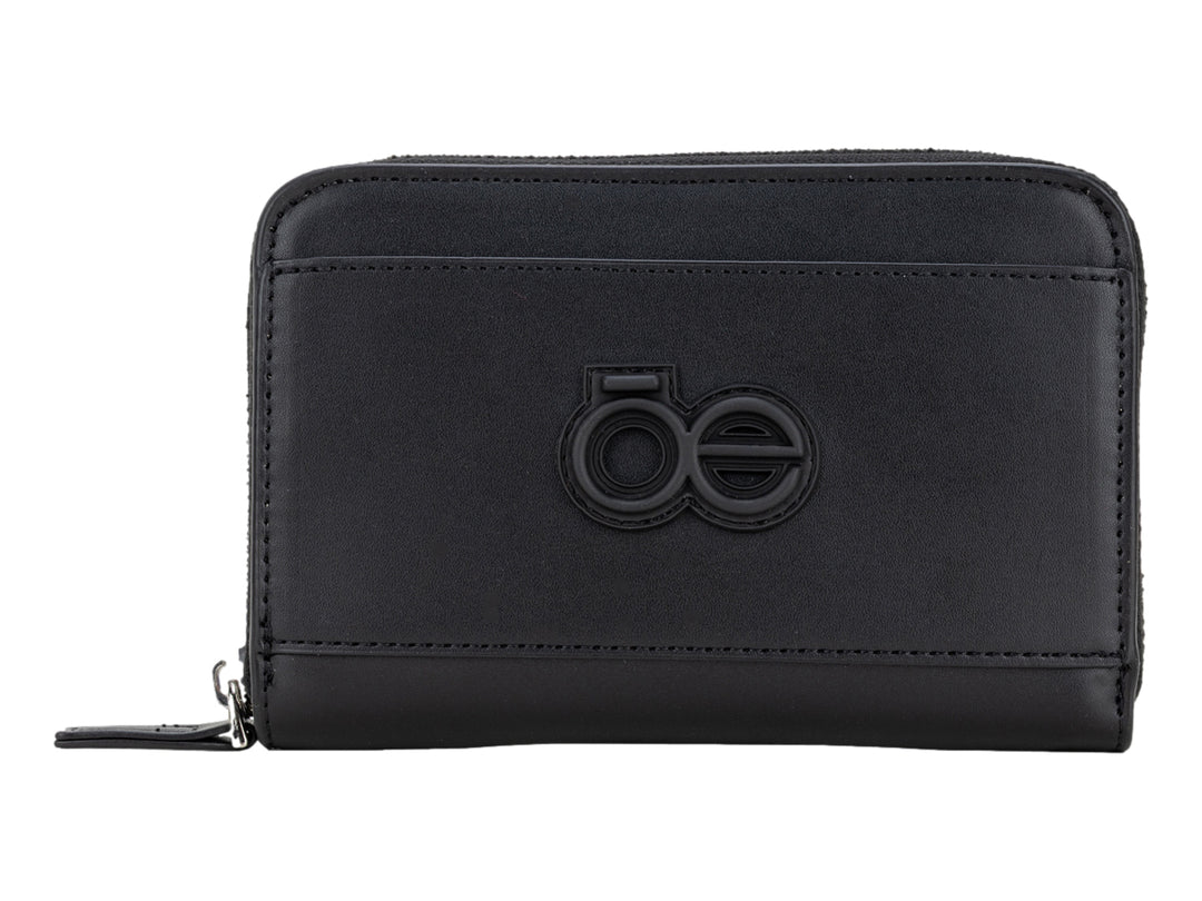 Cartera pequeña de color negro con cierre y logotipo en relieve al frente.
