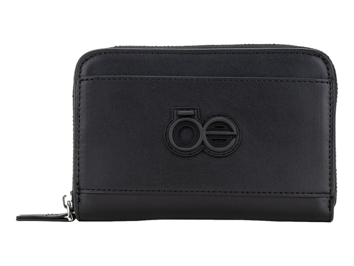 Cartera pequeña de color negro con cierre y logotipo en relieve al frente.