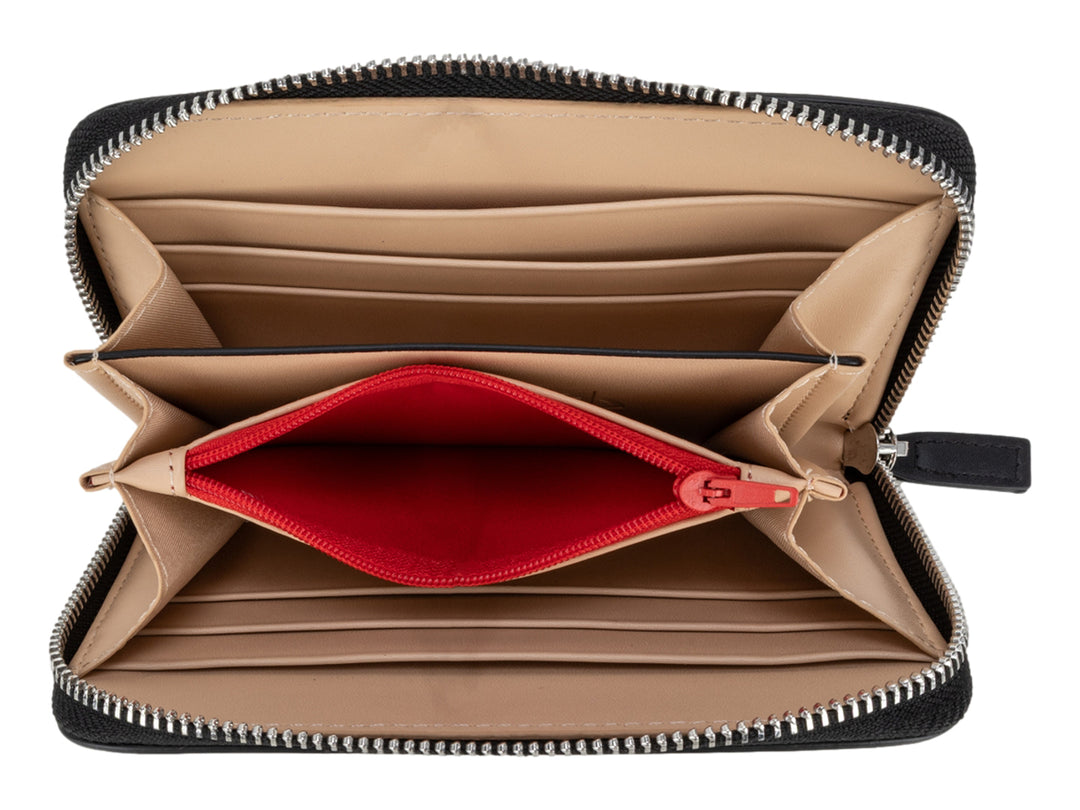 Cartera pequeña de color negro con cierre y logotipo en relieve al frente.