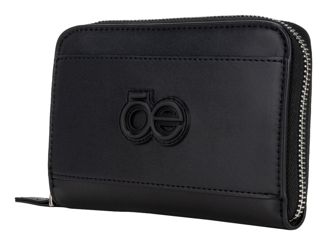 Cartera pequeña de color negro con cierre y logotipo en relieve al frente.